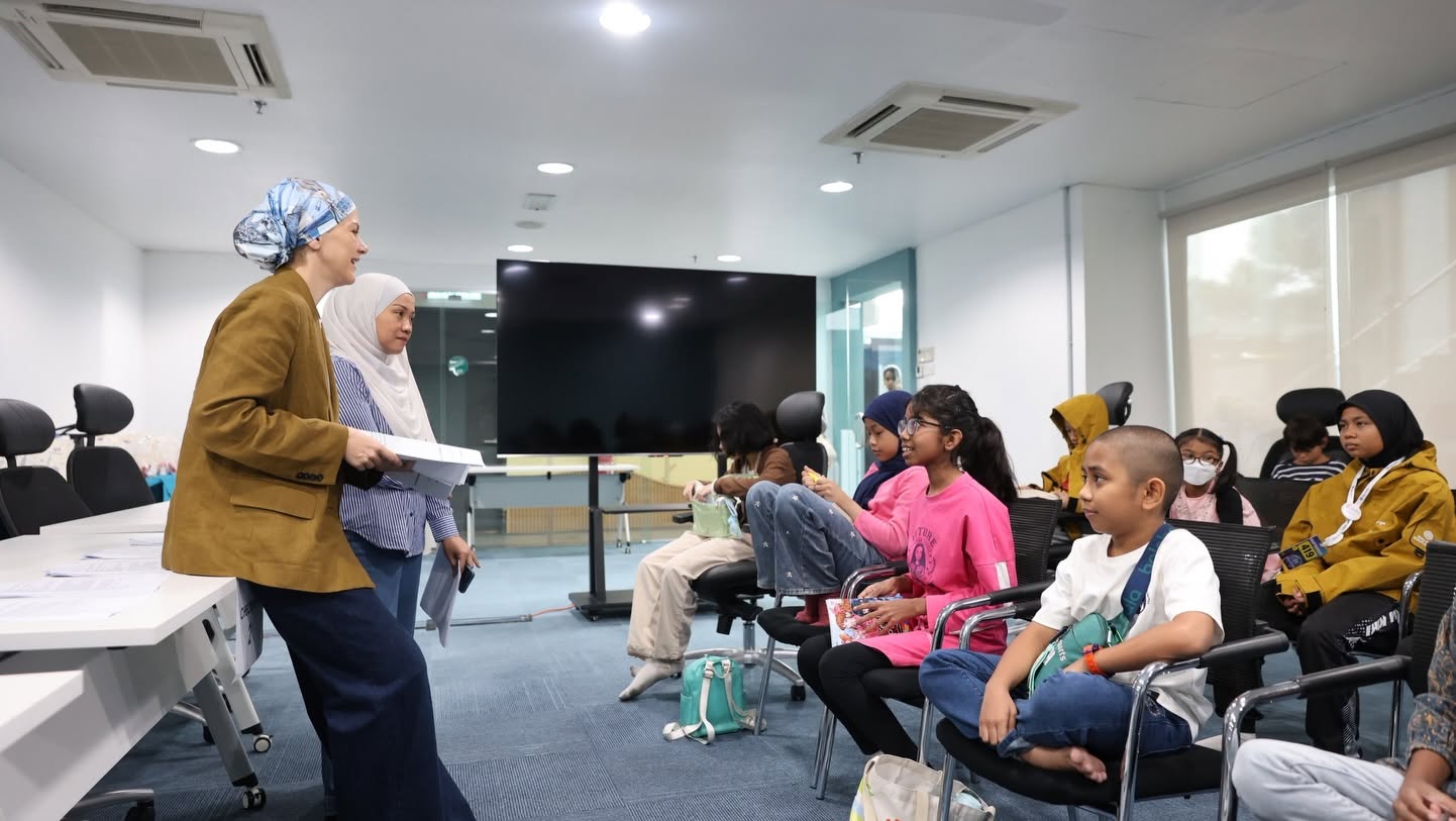 Pengkarya berkongsi idea bersama kanak-kanak