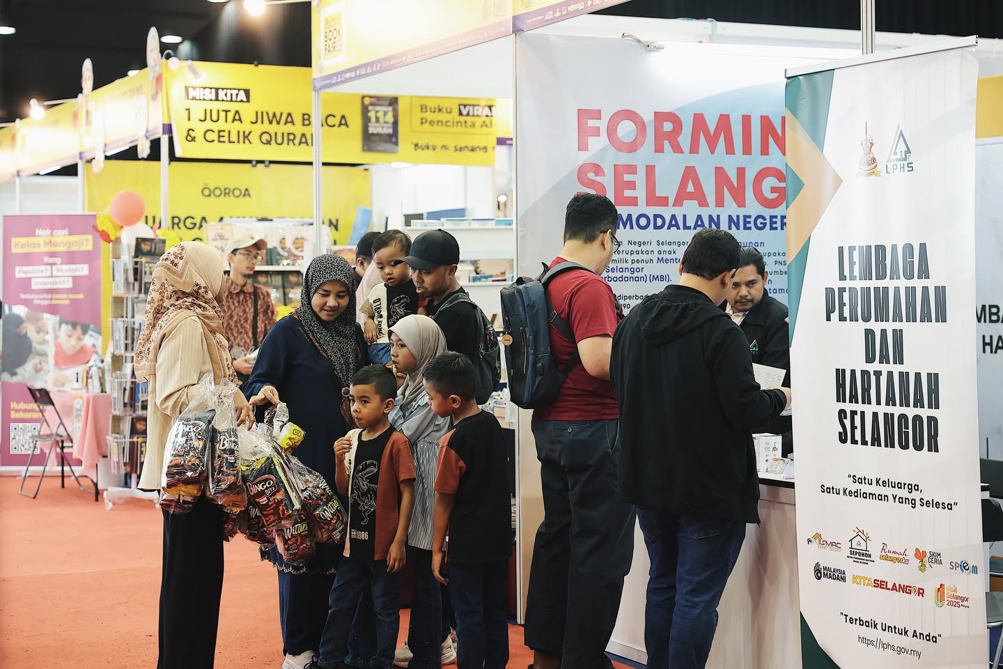 Keluarga menikmati aktiviti bersama di SCLF