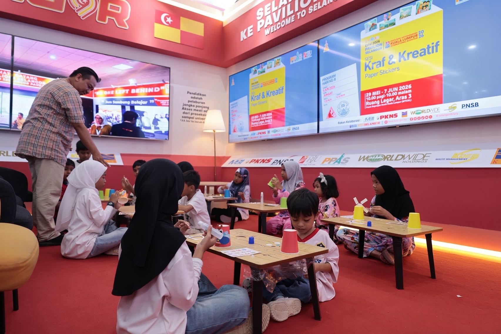 Kanak-kanak melukis di bengkel kreatif