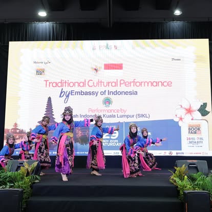 Kanak-kanak menonton persembahan pentas