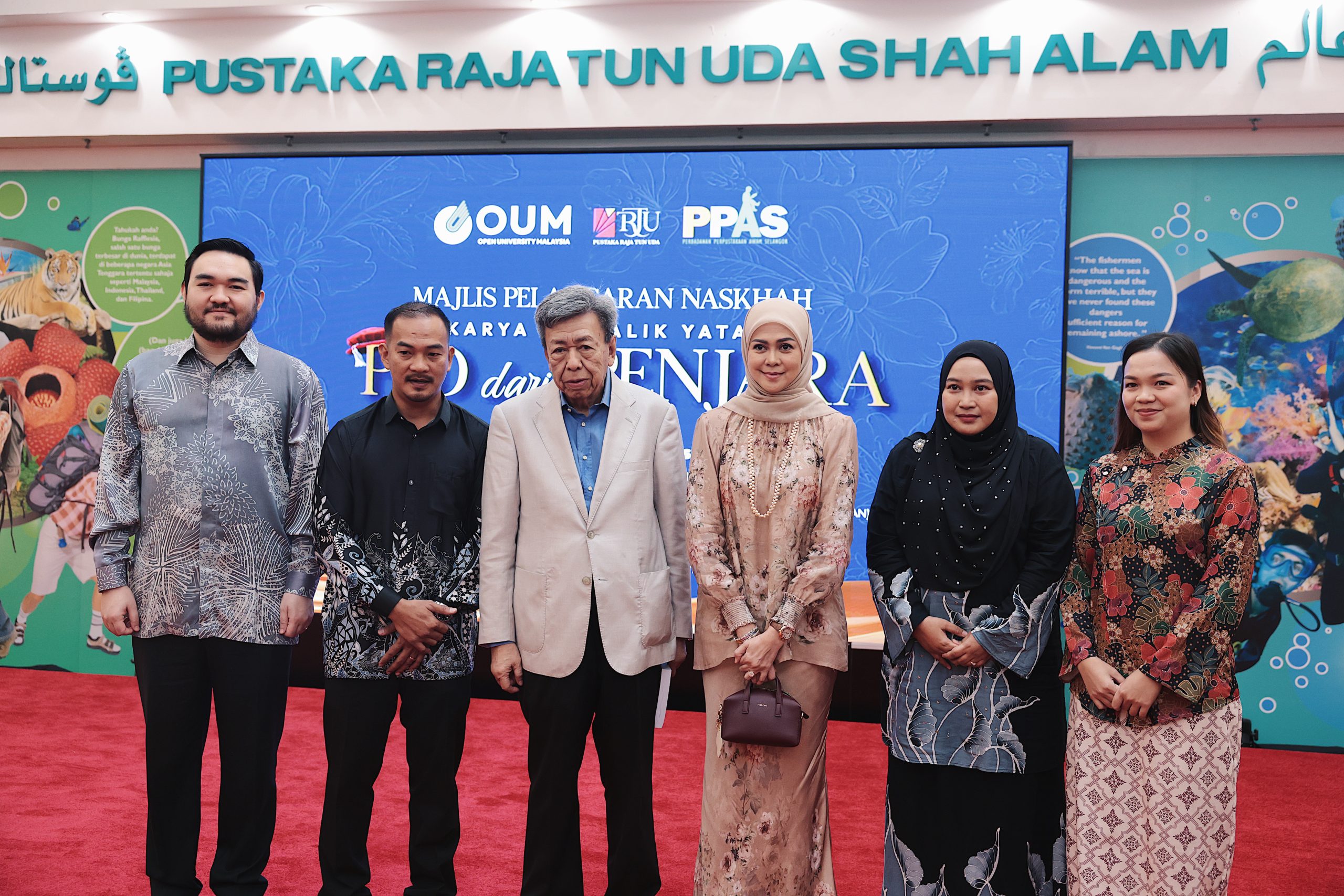 DYMM Sultan Selangor bersama tetamu pada majlis pelancaran buku PhD dari Penjara di Pustaka Raja Tun Uda