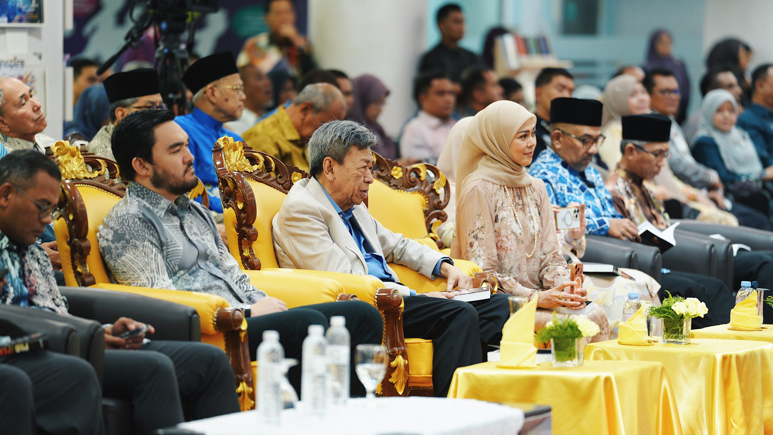 Tetamu kehormat mengikuti majlis pelancaran buku PhD dari Penjara